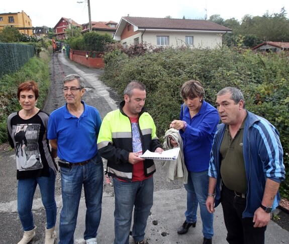 La edil de Infraestructuras con un técnico y vecinos, ayer. 