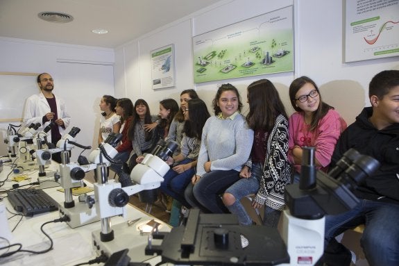 Primeros estudiantes realizando un taller dentro de una de las dos partes en las que se divide el camión. 