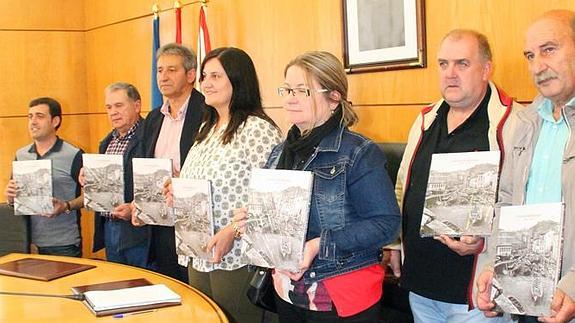 Los miembros de la asociación junto a la alcaldesa, Amelia Fernández, y otros miembros del gobierno local tras la presentación.