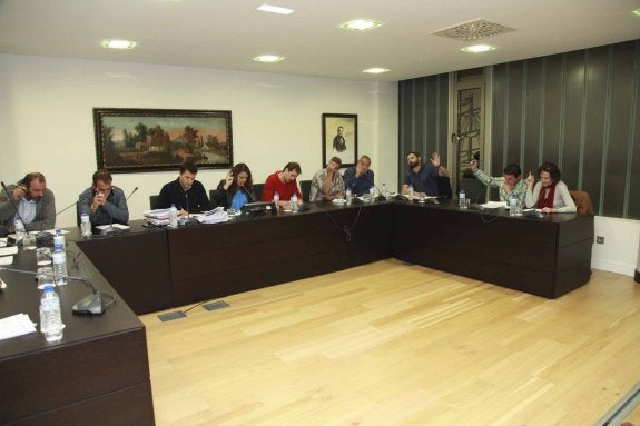 Ayer uno de los ediles de Pueblu no pudo asistir a la sesión. 
