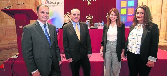 Balbino González, con los premiados por Aedipe, en el Hotel Reconquista. 