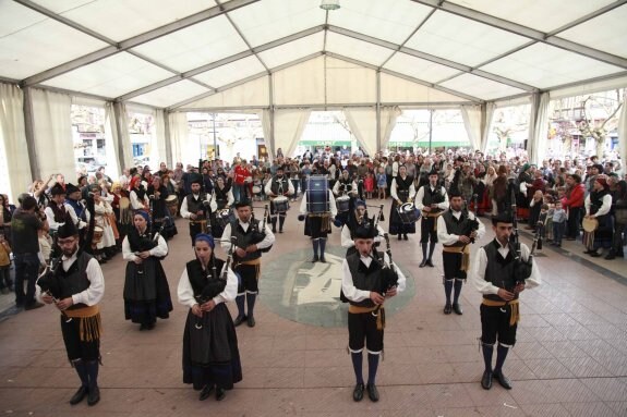 El Festival de Bandas de Gaitas de Ribadesella contó con numeroso público. 