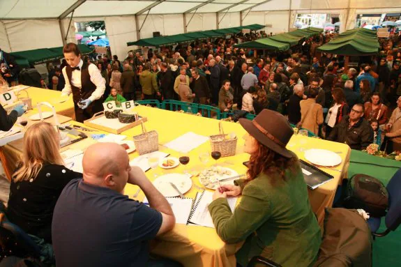 Miles de personas acudieron a la cita quesera en Cangas de Onís que contó con la participación de casi cuarenta elaboradores de diferentes variedades. 