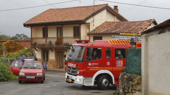 Los bomberos frente a la casa de Olivares. :: MARIO ROJAS