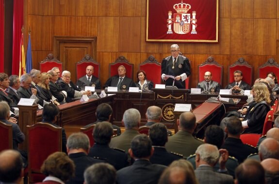 Ignacio Vidau, presidente del TSJA, se dirige a las autoridades durante su discurso del año judicial ayer en el Palacio de Valdecarzana. 