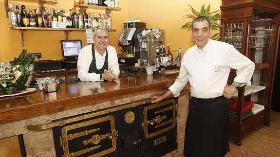 Lolo y Pino, en la barra de su nuevo restaurante.