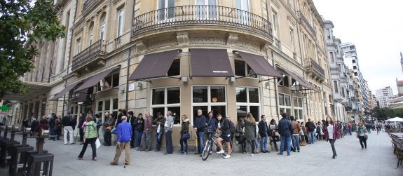 El público hizo cola para retirar las invitaciones para el encuentro con Francis Ford Coppola. 