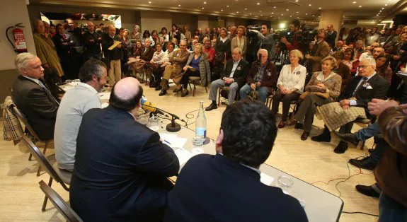 Un momento del discurso de creación de la Plataforma Cívica por los Premios Princesa de Asturias ante un repleto salón del hotel Principado. 