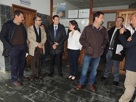 Los alcaldes de Tineo y Cangas, junto al consejero y la alcaldesa de Ibias antes de la reunión.