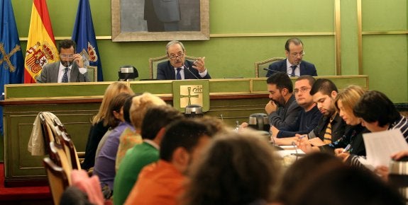 El alcalde, Wenceslao López, se dirige a la Corporación al inicio del Pleno. 