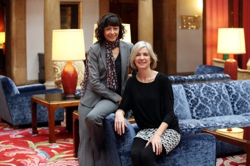 Emmanuelle Charpentier y Jennifer Doudna posan juntas en el hall del hotel de la Reconquista, en Oviedo. 