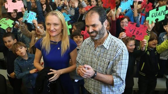 Los niños unen el puzzle en el colegio La Corolla