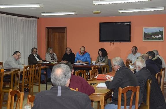 Mario Suárez, David Alonso y Sofía Castañón (en el medio) reunidos ayer con la Asociación de Vecinos de la Zona Rural 'Les Caseríes', en su sede. 