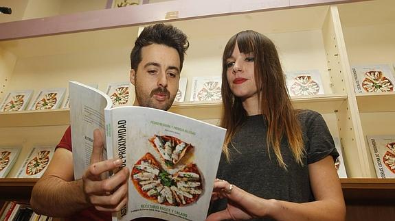 Los autores de ‘Asturias, cocina de proximidad’ durante la presentación de su libro que tuvo lugar ayer en Gijón.