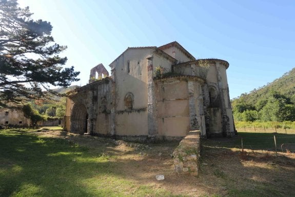 Parte trasera del monasterio de San Antolín, el cual presenta un avanzado estado de deterioro. 