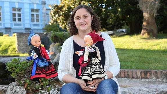 La joven Lucía posa con las dos muñecas ataviadas con el traje de llanisca en la Quinta Guadalupe de Colombres. 