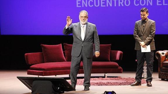 Francis Ford Coppola saluda al público desde el escenario ante la atenta mirada de Rodrigo Cortés.