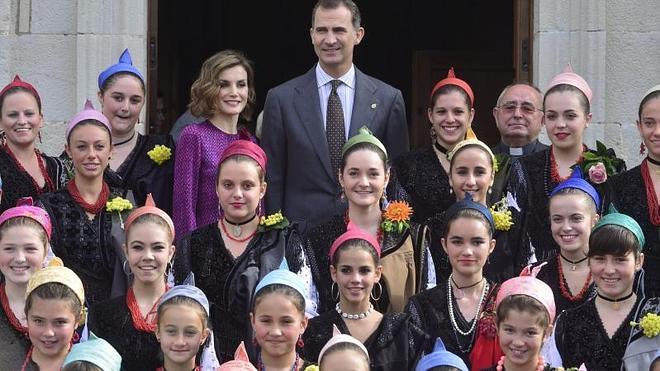 Los Reyes, con las jóvenes de Colombres.