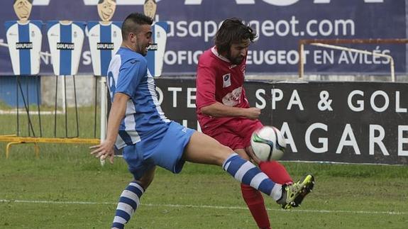 El Real Avilés resuelve un aburrido partido ante el Tineo