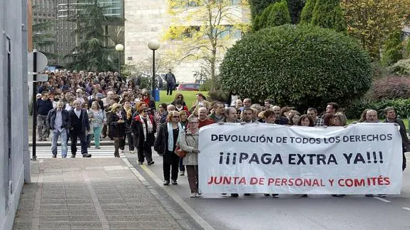 Los funcionarios, manifestándose por las calles de Oviedo.