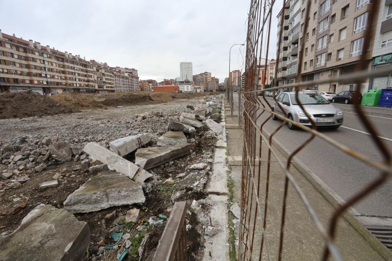 Terrenos del ‘solarón’, ayer, donde prosiguen los movimientos de tierra y el trazado de nuevos pasos peatonales. También se ha derribado ya la tapia de la calle de Sanz Crespo. 