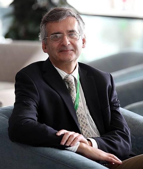 Andrés Lozano, ayer, en un momento de impasse en el congreso de neurocirugía que tiene lugar en el Hotel Ayre, en Oviedo.