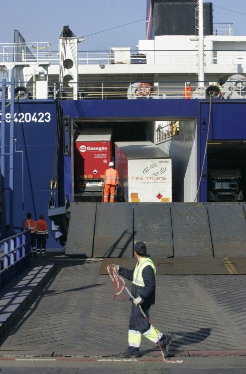 Desembarque de camiones en la autopista del mar. 