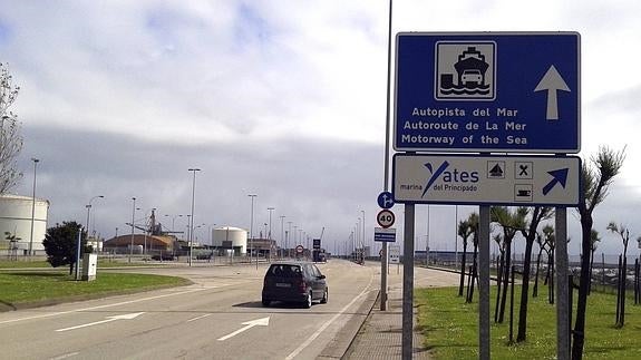 Cartel indicativo de la autopista del mar en El Musel