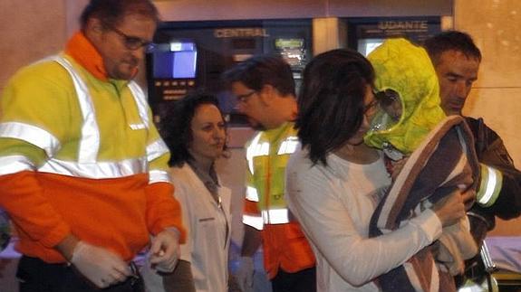 Una madre y su hija, durante la evacuación.