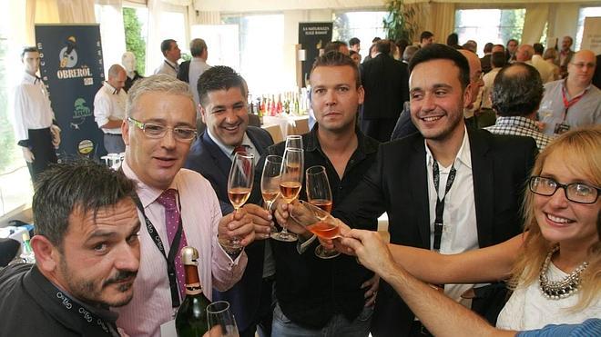 Un brindis durante la anterior edición de la fiesta ‘Burbujas’ celebrada enGijón.