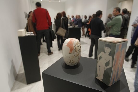 La apertura de la exposición 'Cajas. 10 propuestas de cerámica artística en Asturias' llenó la sala del Museo de Bellas Artes. En primer término, dos de las piezas. 