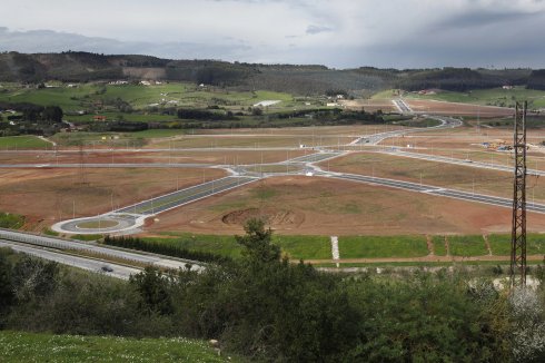 Un vehículo circula por la zona de la 'Y' aledaña al polígono y donde el Parlamento propone ejecutar un nuevo acceso. 