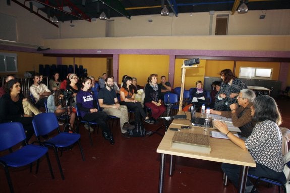 Un momento, ayer, de la reunión con los afectados de Morcín. 