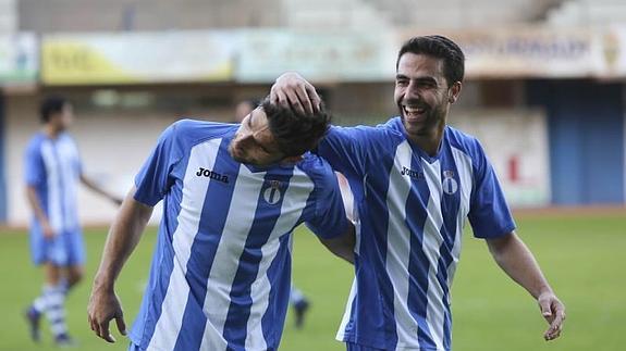 Los avilesinos celebran un gol en el Suárez Puerta.