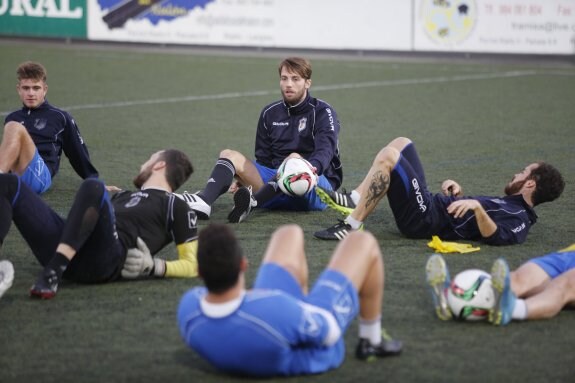 Michu, con el balón detrás de Adrián Torre, entre Cayarga y Manu Blanco, en un entrenamiento con el Langreo en Ganzábal. 