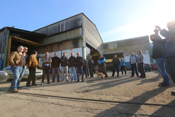 Los trabajadores de Fahime, ayer en las instalaciones de Carreño junto a líderes sindicales de Comisiones Obreras y UGT. 