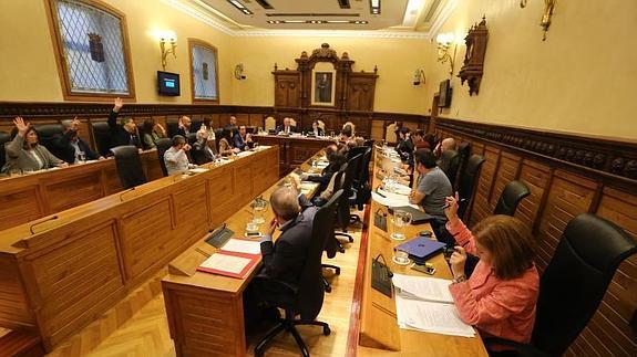 Votación durante la sesión plenaria de esta tarde.