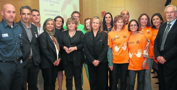 Laura Muñoz (primera mujer por la izquierda), Montserrat Álvarez (quinta por la izquierda) y Marcelo Palacios (primero por la derecha) con una representación de los premiados. 