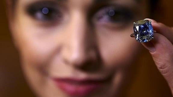 Una modelo con el anillo subastado en Ginebra.