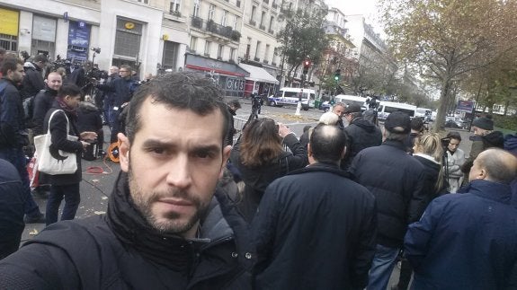 Carlos García, de Avilés, vive a escasos metros de la sala Bataclan. Paseaba por esa zona cuando ocurrieron los atentados y ayer volvía al lugar, donde se tomaba esta fotografía. Reconoce que en las calles se palpa «miedo».