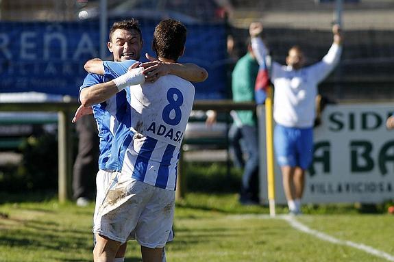 Dos jugadores festejan uno de los goles. 