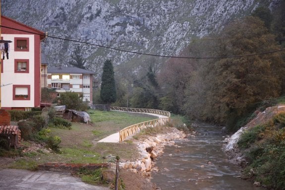 La senda que no lleva a ninguna parte en La Foz. 
