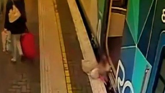 Una cámara de seguridad captó el momento.