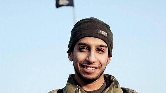 Abdelhamid Abaaoud, en una foto difundida por él mismo en las páginas del Estado Islámico.