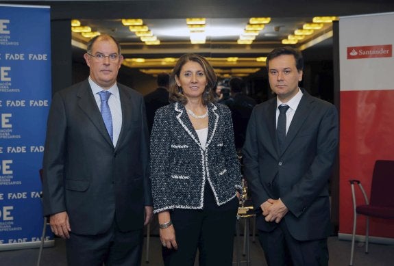 Begoña Cristeto, entre Álvaro Platero y el consejero de Industria, Francisco Blanco. 