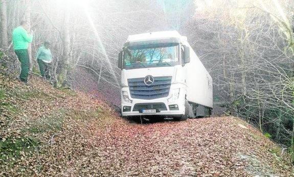 El tráiler frigorífico, en la pista forestal de La Rioja a la que llegó la noche del domingo. 