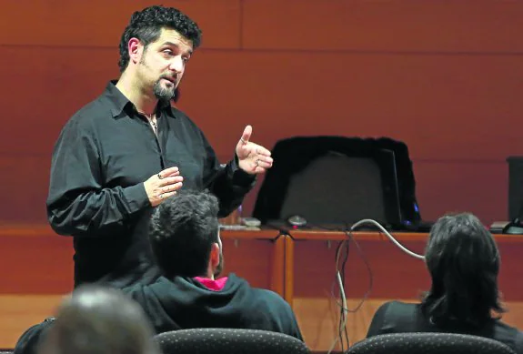 El sexólogo Iván Rotella, en un momento de su intervención de ayer. 