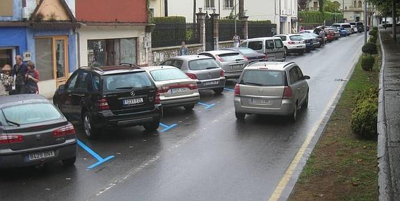 La calle Egidio Gavito es una de las más frecuentadas por los vehículos que optan por estacionar en una de las calles con zona azul del centro de Llanes.