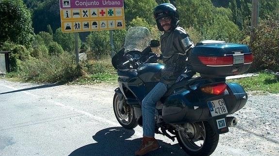 Alberto Villar Peña subido a su moto. 