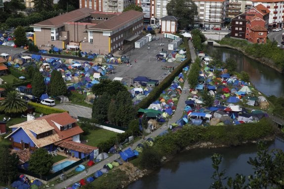 Tiendas acampadas en la zona del Malecón en una pasada edición de la fiesta del Sella. 